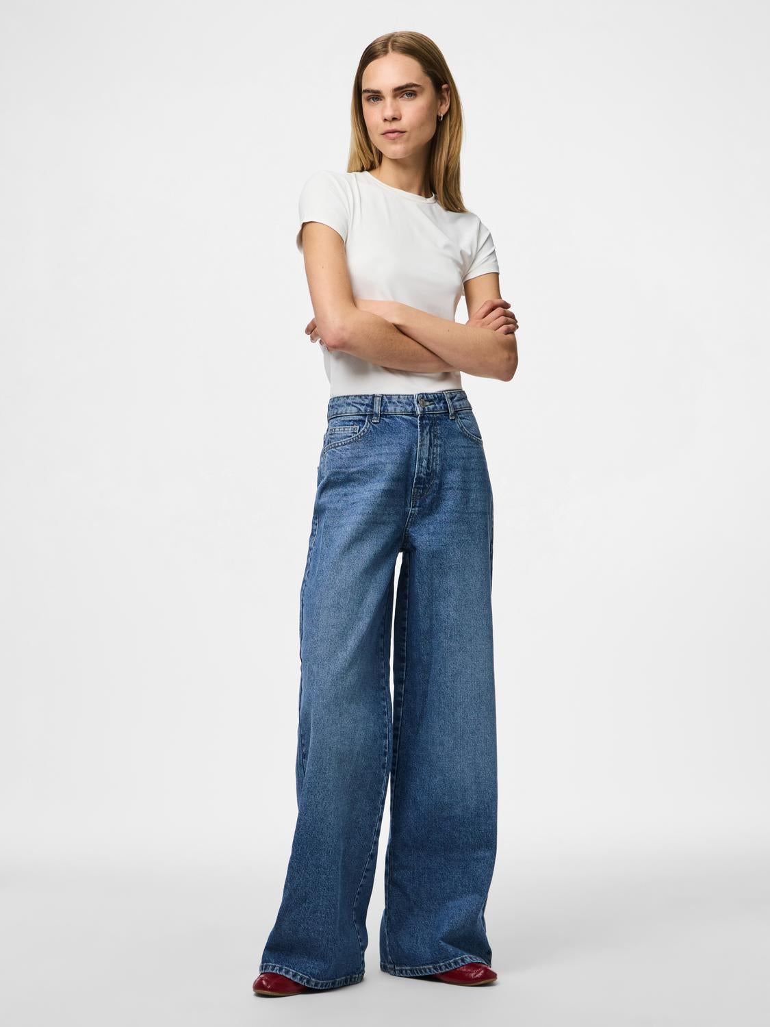 model_shot-front_full